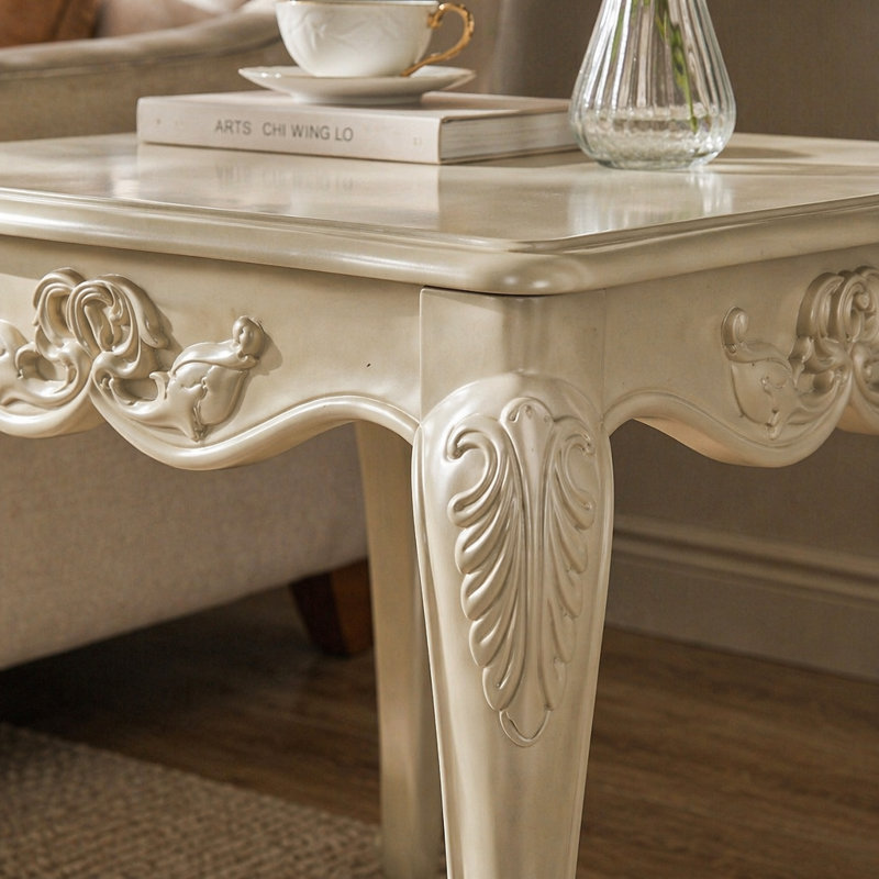 Table de bout de style traditionnel avec pieds courbés et structure sculptée en bois massif finition champagne