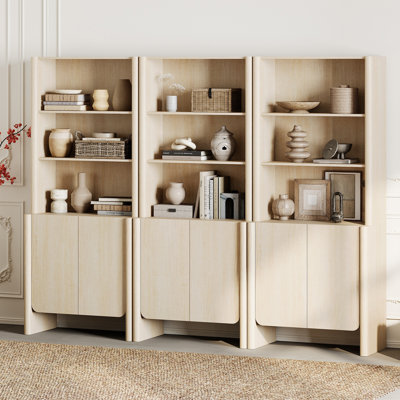 Bibliothèque moderne Glorian à 5 niveaux avec armoire de rangement et tablettes ouvertes, bibliothèque de 72,6 po de hauteur avec portes incurvées douces, grand présentoir de rangement de 94,5 po pour le salon de la bibliothèque de cinéma maison, beige