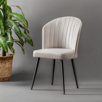 Ensemble de chaises modernes (2 pièces), crème et noir, 20,5 po x 33,5 po x 16,5 po | 100% panneau de fibres à densité moyenne avec tissu 100% polyester | Pieds en métal, élégants et durables | Parfait pour le salon ou la salle à manger