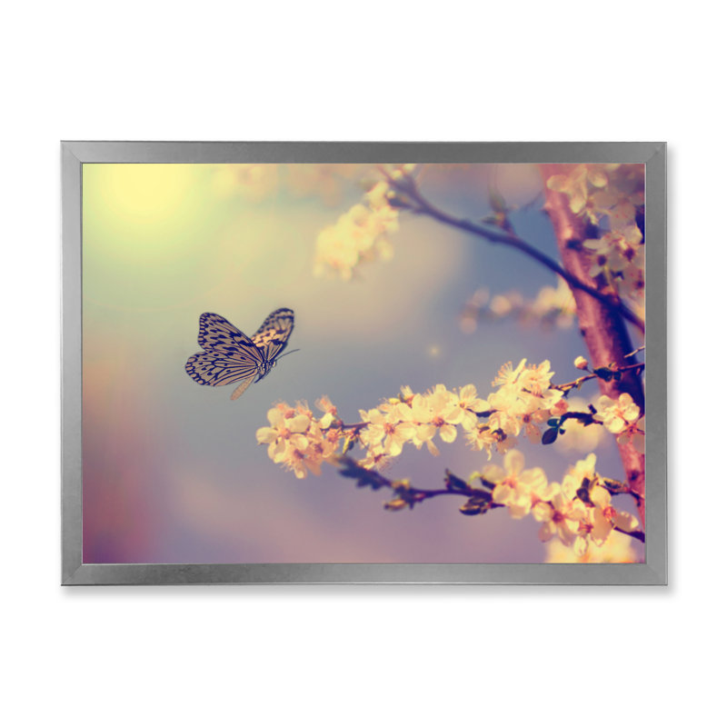 «Vintage Butterfly Flying To A White Flower», reproduction sur toile, Toile avec cadre argenté, H 30 po x l 40 po x 1,5 po