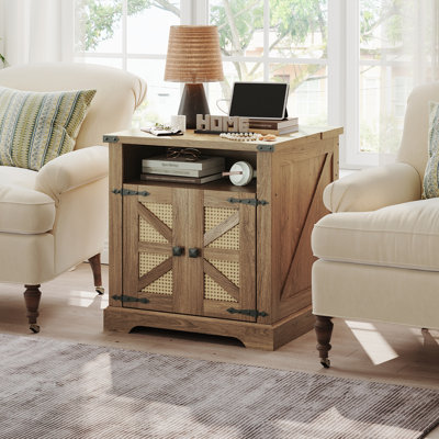 Table de bout de ferme de 25,6 po de hauteur avec station de charge pour salon, table de chevet avec armoire, 2 prises CA et 2 ports USB intégrés