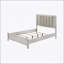 Lit grand format 1pc avec finition blanche brume, détails linéaires élégants et tête de lit tapissier moelleuse pour les chambres à coucher modernes