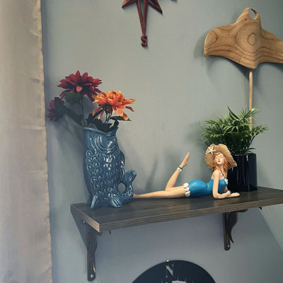 Figurine de fille de plage en résine peinte à la main côtière avec maillot de bain bleu Aegean, 13 pouces de large