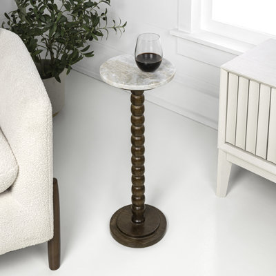 Table à boissons de style campagnard en bois 24,25 po Monroe, plateau rond en marbre blanc brillant et base à piédestal de bobine de brun foncé, table de bout décorative décorative