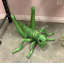 Statue insecte sauterelle surdimensionnée