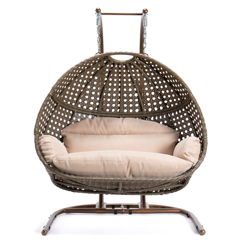 Balancelle en osier brun avec coussin beige