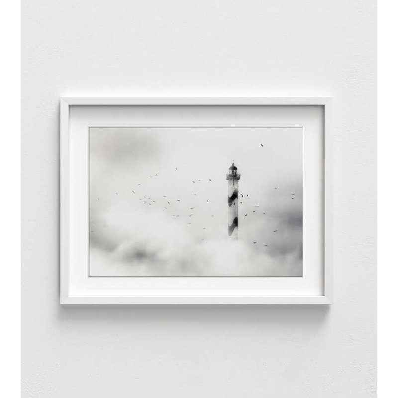 Beacon in the Mist - photographie de phare noir et blanc, H 36 po x l 48 po, Impression encadrée avec passe-partout, Blanc