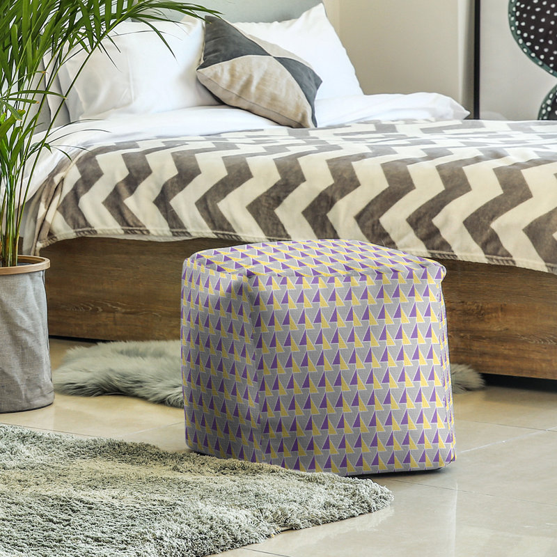 Repose-pieds cube à motif shifted arrows, Mauve / jaune, H 18 po x l 18 po x P 18 po