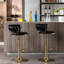 Lot de 2 tabourets de bar, velours noir, pattes dorées, pivotantes et réglables en hauteur, avec repose-pieds et base.