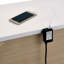 Table de chevet blanche avec chargeur USB et pieds chromés