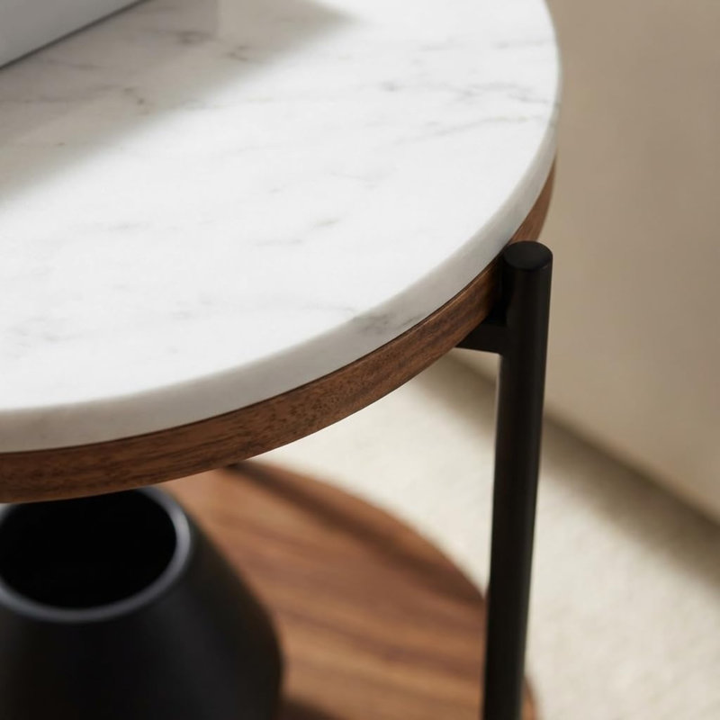 Table de bout moderne avec plateau en marbre blanc véritable, tablette en bois massif et pieds en métal noir