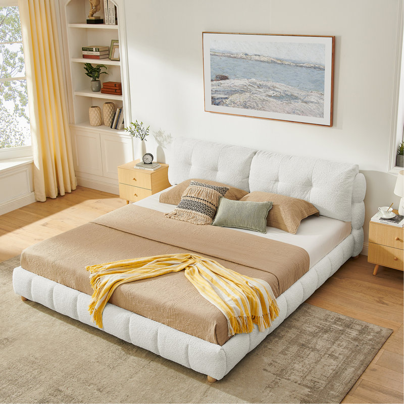 Lit plateforme en tissu bouclé de style crème, structure rembourrée en forme de nuage doux avec pieds en bois massif, aucun sommier nécessaire