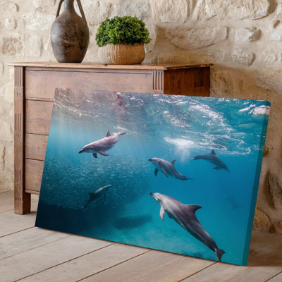 Reproduction d'art sur toile, "Scène sous-marine vibrante" avec un groupe de dauphins ludiques nageant gracieusement parmi une école de petits poissons