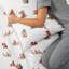 Ensemble de draps des Fêtes, motif de père Noël rouge, literie pour très grand lit-116478669-135514360