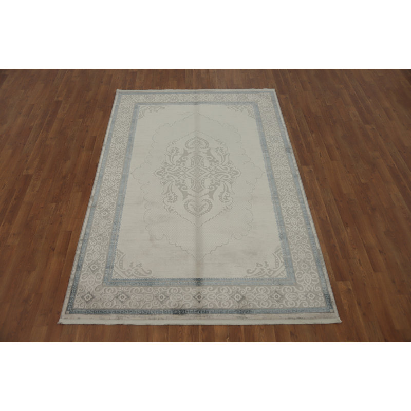 Sophisticated Rug Featuring Traditional Design Elements