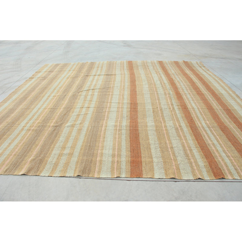 Très grand tapis turc rétro fait à la main par Anatolian, idéal pour rehausser le décor de votre salon avec son motif rayé beige