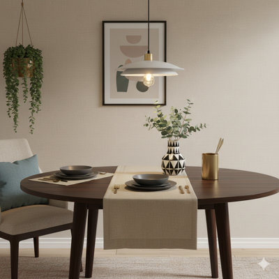 Un luminaire suspendu avec un abat-jour avec un design à deux niveaux ou superposé.