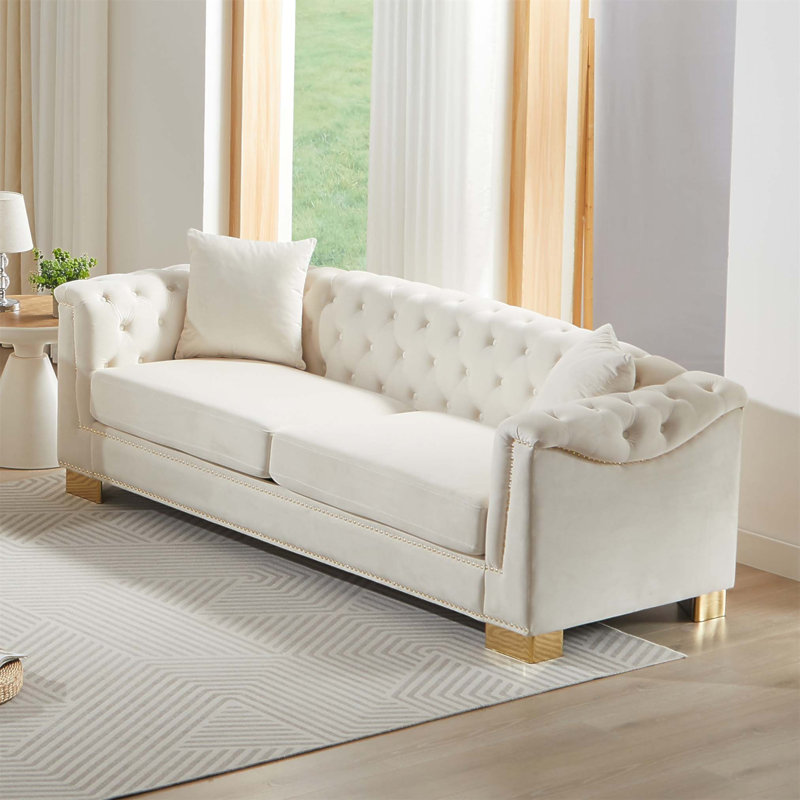 Canapé Chesterfield classique classique en velours avec accoudoirs roulés et nuages décoratifs à pampilles, parfait pour les salons et les chambres luxueux.