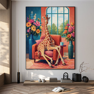 Très grand art mural imprimé sur toile - Girafe fantaisiste assise dans un fauteuil entouré de fleurs aux couleurs vives dans une scène intérieure colorée pour le salon ou la chambre à coucher - «Assemblage requis du cadre (cadre non fini)»