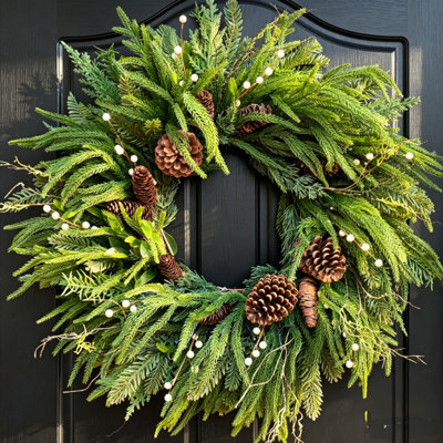 Couronne de Noël de 24 pouces pour la porte d'entrée, couronne hivernale naturelle avec verdure luxuriante, branches de pin mélangées, pommes de pin naturelles et accents de baies blanches, décoration de porte rustique de style maison de campagne pour l'intérieur et l'extérieur