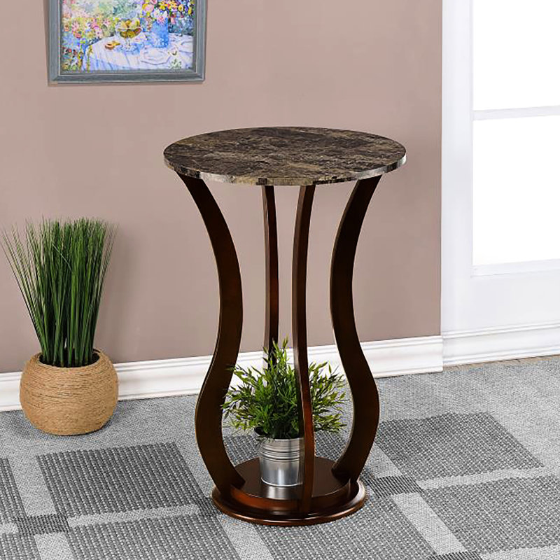 Charmante table d'appoint en faux marbre brun pour les espaces décontractés éblouissants avec une idée de mobilier