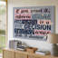 Toile, collage éclatant de citations et d'affirmations éclatantes contre art mural, fond gris doux mettant en valeur un art mural-573622741