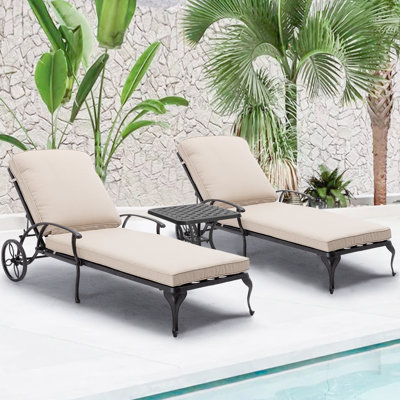 Chaise longue pour l'extérieur - ensemble de 2 chaises de piscine avec coussin et 1 table d'appoint de patio en fonte d'aluminium avec roulettes et inclinable réglable (coussin beige)