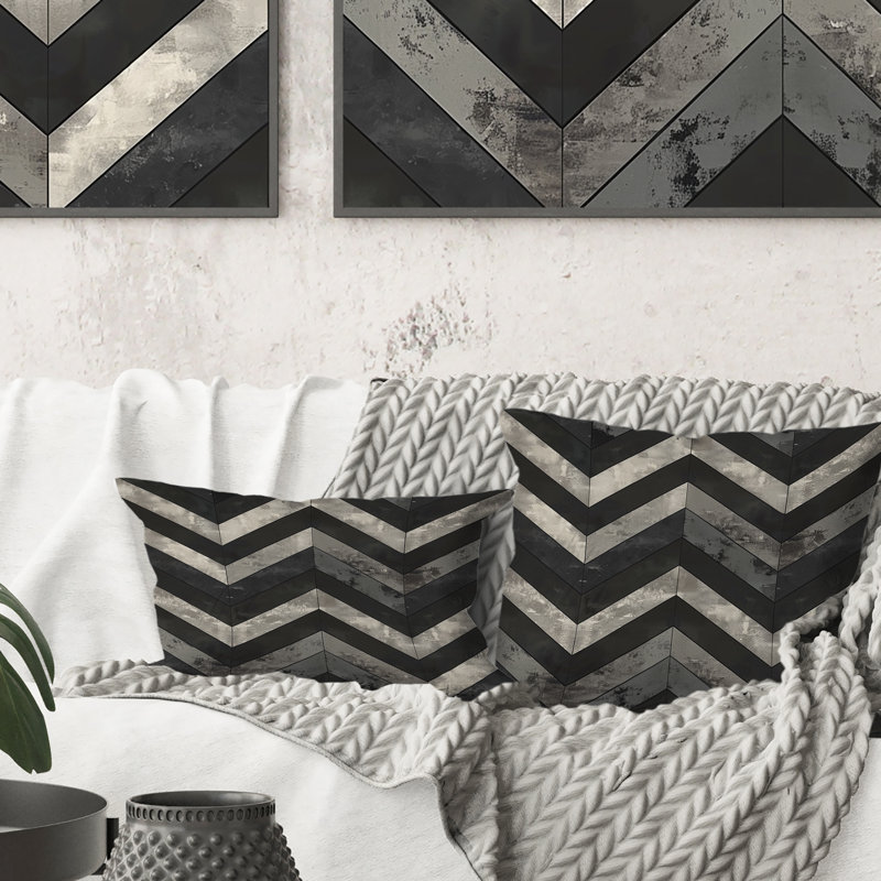 Coussin décoratif gris à motif de chevrons dynamiques III, H 16 po x l 16 po