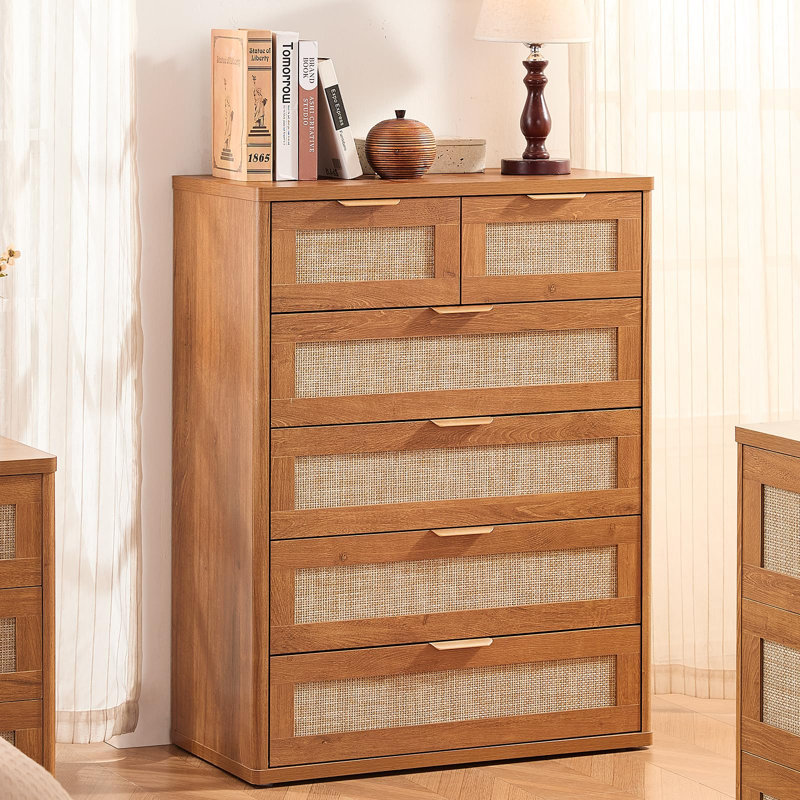 Ensemble de 3 meubles de chambre bohèmes en bois, comprenant une commode à 6 tiroirs et des tables de chevet à 2 tiroirs avec station de recharge, en rotin.