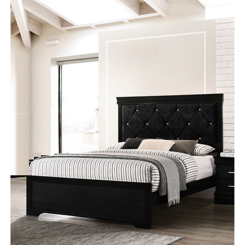 Très grand lit noir avec tête de lit tapissier et magnifique capitonnage à boutons, panneau de composition en bois attrayant