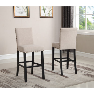 Ensemble de table de bar élégant et fonctionnel avec chaises de pub cloutées pour une expérience culinaire confortable.