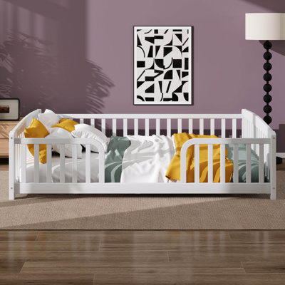 Lit de clôture au sol avec entrée centrale, structure Montessori en bois de pin avec garde-corps, plateforme à profil bas pour chambre d'enfant