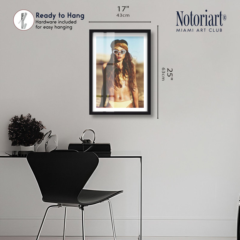 «Sunshine Babe Shadowbox Print» par Notoriart, H 25 po x l 17 po, Noir