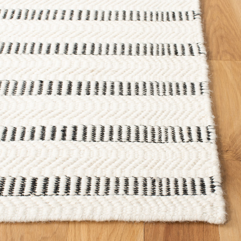 Tapis noir / ivoire en coton touffeté à la main rayé Oquendo, Runner 2'3" x 7'
