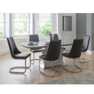 Wynnfield 6 - Person Dining Set