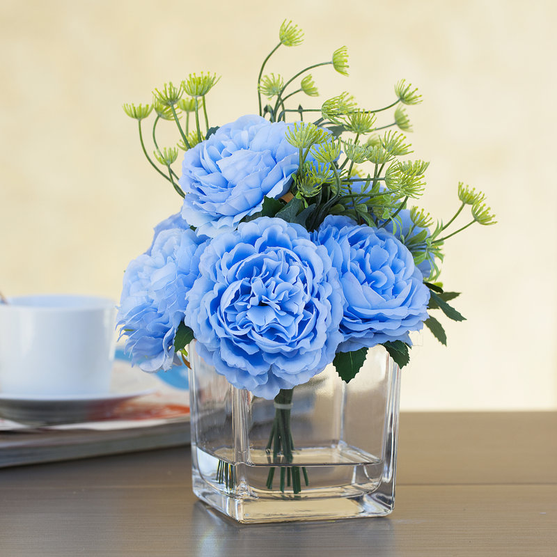 Arrangement floral de pivoines en soie mélangées dans un vase, Bleu