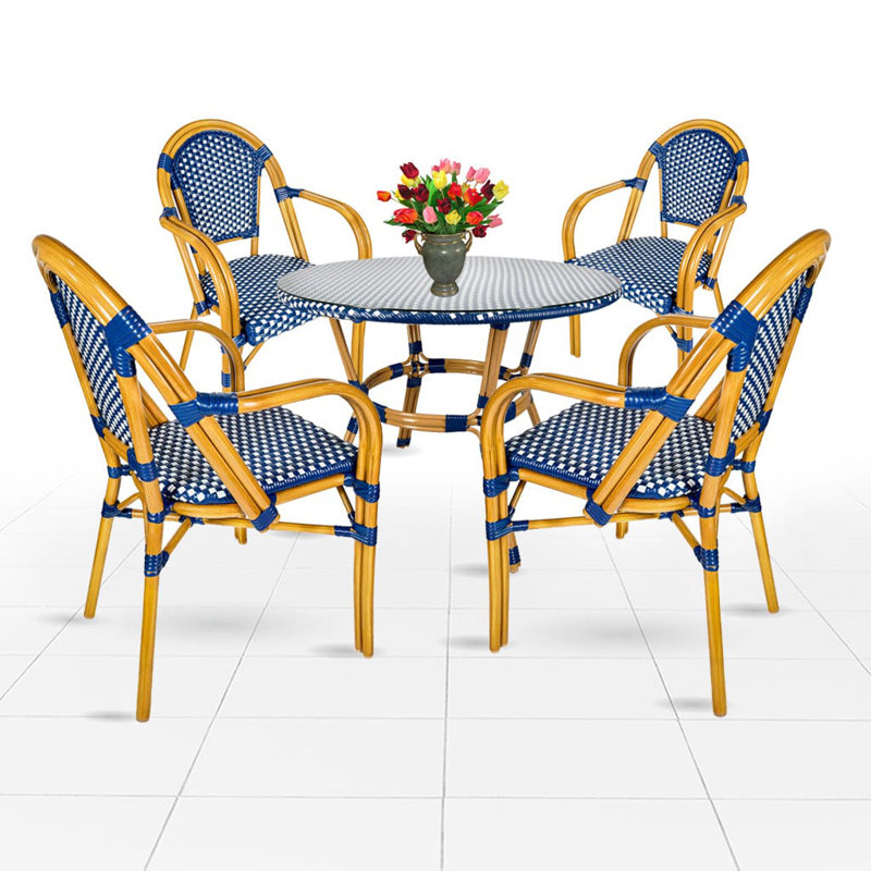 L'ensemble français comprend une table de 40 po et 4 chaises avec accoudoirs par Chivari, Bleu / blanc