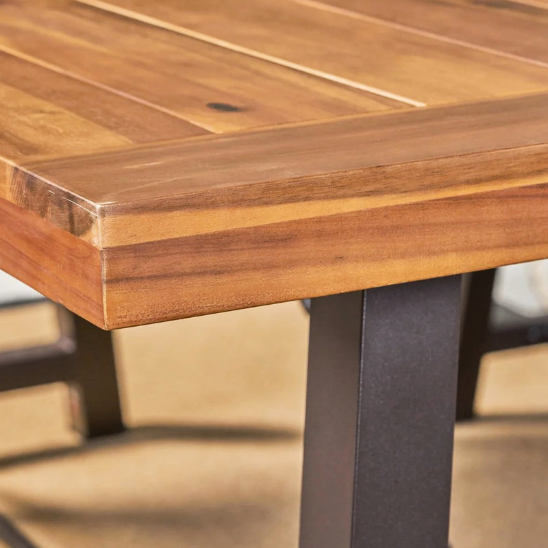 Élégante table d'extérieur en bois avec pièces en métal et base à lattes