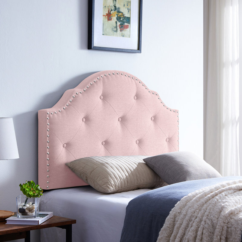 Tête de lit simple en rosé avec coutures en losange et garniture cloutée fine présentant une couture captivante élégante