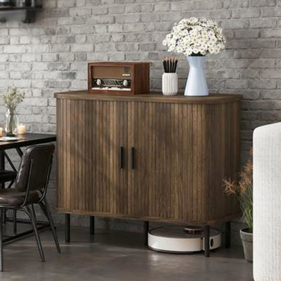 Buffet à portes en noyer à lattes Tambour, armoire de rangement nordique pour la cuisine et les espaces de vie, grands compartiments, patins réglables, espace de conception de 15,7 po de largeur, basculement, hauteur de 29,5 po