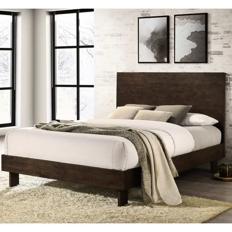Grand lit brun chaud, panneau à panneaux, bois massif, lit de style minimaliste en brun, rail de support central pour la chambre à coucher