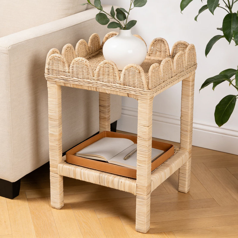 Table d'appoint bohémienne avec conception en rotin festonné, fabrication en rotin naturel et en bois d'acajou avec tablette ouverte