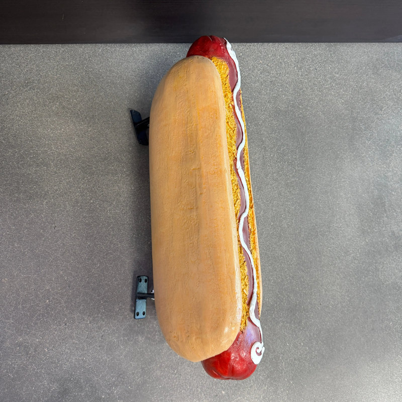 Petite statue de hot-dog suspendu