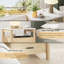 Grande table de chevet 20 po avec station de charge, pieds de poteaux ronds massifs, table de bout à 2 tiroirs avec tablette ouverte-118662943-118662945
