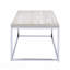 Table basse en chêne clair avec base ouverte et détails chromés