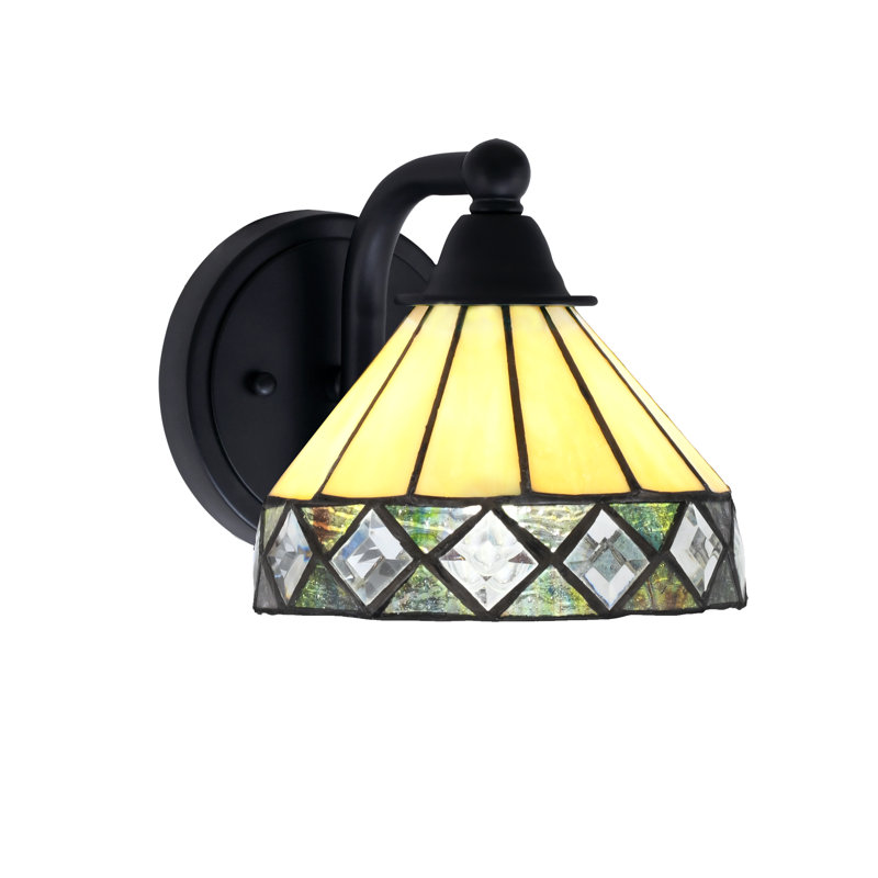 Applique murale Paramount montrée dans une finition noire mate avec verre d'art Diamond Peak de 7 po