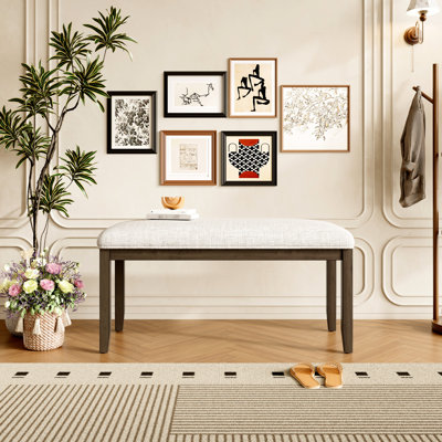 Banc d'entrée rembourré beige et marron de 96,5 cm (38 pouces), assise moelleuse, pieds en hévéa massif, style moderne du milieu du siècle. Décoration intérieure.