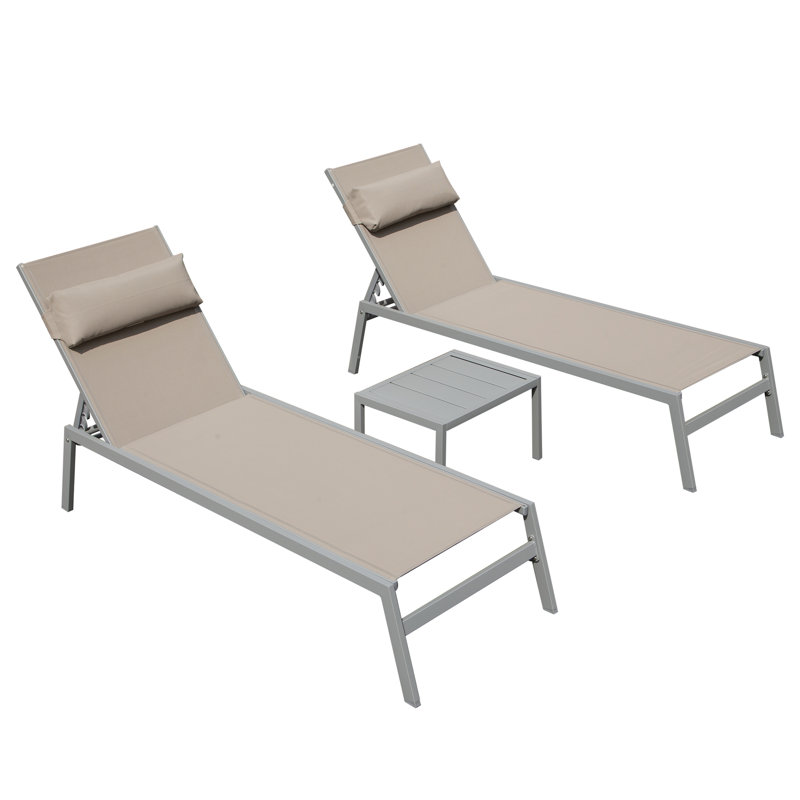 Chaise longue de patio de 3 chaises de piscine en aluminium avec table d'appoint pour l'extérieur. Offre un confort supérieur. Fabrication. 5 positions réglables et. Gain de place. Comprend 2 chaises, une table et la quincaillerie