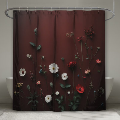 Fleurs blanches assorties sur des rideaux de douche rouges très longs