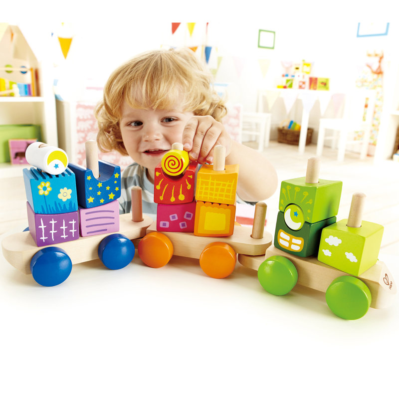 Hape: Fantasia Blocks Train - Jouet de tri et d'empilage en bois, pièces colorées et à motifs, ensemble de jeu de voitures à 3 chevilles, tout-petit et enfants de 18 ans et plus
